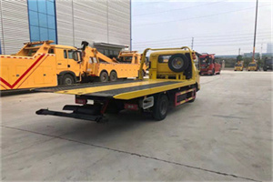 兴和非事故拖车